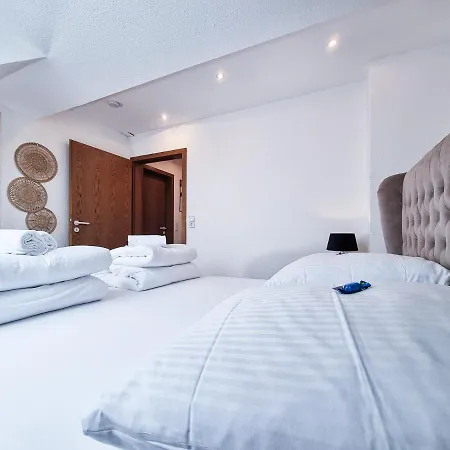 Alpha Apartment *